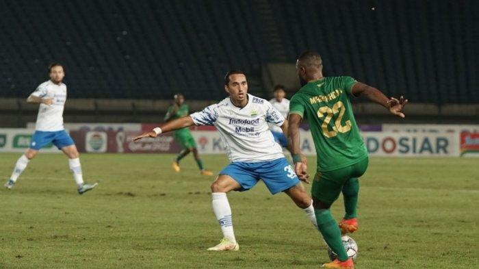 FOTO Penyerang Persib Bandung, Ezra Walian (putih) saat berjumpa PSS Sleman di perempat final Piala Presiden 2022. Update bursa transfer terbaru, usai umumkan gabungnya striker Timnas Indonesia Dimas Drajad ke Persib Bandung, juara Liga 1 2023/2024 itu lepas Ezra Walian hanya hitungan hari jelang Piala Presiden 2024.