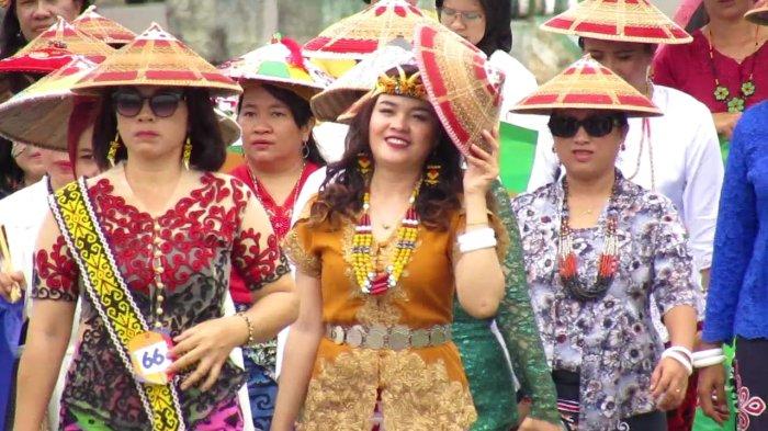 Ribuan Perempuan Malinau memeriahkan Parade Kebaya peringatan Hari Kartini ke-144 di Malinau, Kalimantan Utara, Sabtu (6/5/2023).