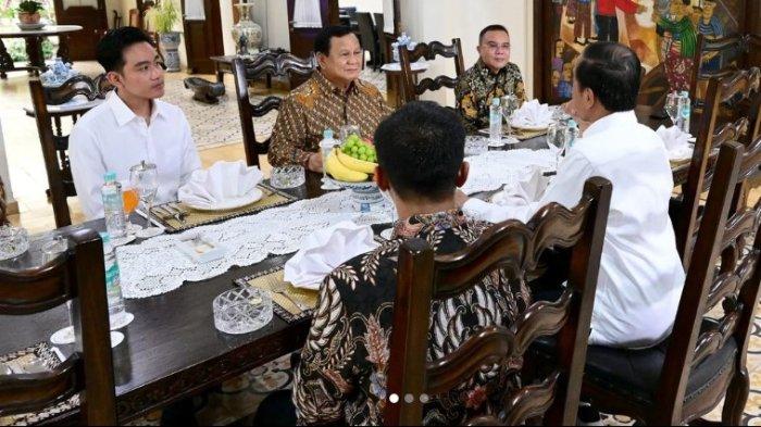 Presiden dan Wakil Presiden terpilih Prabowo Subianto dan Gibran Rakabuming Raka satu mobil temui Presiden Joko Widodo ( Jokowi ) di kediaman Solo, Jawa Tengah, Minggu (13/10/2024).