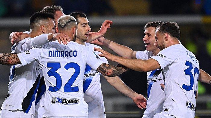 Selebrasi para pemain Inter Milan ketika menaklukkan Lecce, pada pertandingan giornata 26 Liga Italia Serie A, di Stadion Via del Mare, Senin (26/2/2024).