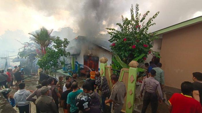 Petugas pemadam kebakaran dibantu warga memadamkan kebakaran di RT 29 Kelurahan Pamusian berbatasan Kelurahan Karang Anyar Kota Tarakan, Selasa (22/8/2023).