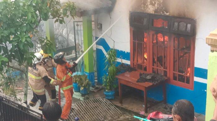 Petugas pemadam kebakaran dibantu warga memadamkan kebakaran di RT 29 Kelurahan Pamusian berbatasan Kelurahan Karang Anyar Kota Tarakan, Selasa (22/8/2023).