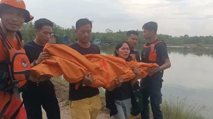 Pihak keluarga tak kuasa menahan tangis saat jasad korban ditemukan 3 KM dari titik jatuh.