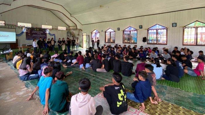 Para peserta Pilpres sangat antusias dalam mengikuti simulasi pemilihan capres yang diselenggarakan di kampun Agung Baru, Sungai Boh, Apau Kayan, Malinau, Kaltara.