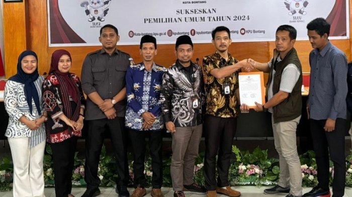 Ketua KPU Kota Bontang Muzarroby Renfly menyerahkan berita acara hasil rapat pleno KPU terkait hasil verifikasi administrasi calon perseorangan Basri Rase-Chusnul Dhinin kepada Jasman Japar, perwakilan bakal paslon disaksikan Komisioner Bawaslu, Aldy Altrian, Syariah dan Ismail Usman, Sabtu (1/5/2024). (HO Humas KPU).