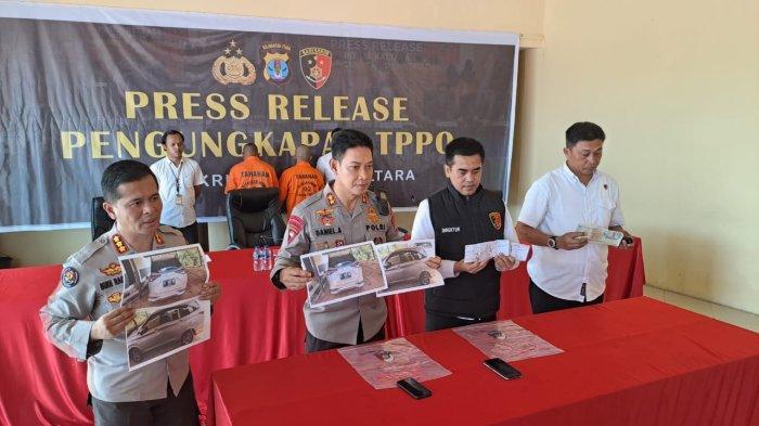 Kapolda Kaltara Irjen Pol Daniel Aditya Jaya, didampingi Direktur Res Krimum Kombes Pol Taufik Herdiansyah Zeinardi dan Kabid Humas Kombes Pol Budi Rachmat saat pers release terkait pengungkapan kasus TPPO di Mapolda Kaltara, Rabu (30/08/2023).
