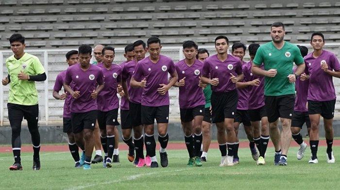 Potret Timnas Indonesia U-23 saat lakoni latihan perdana di Stadion Madya beberapa waktu lalu.
