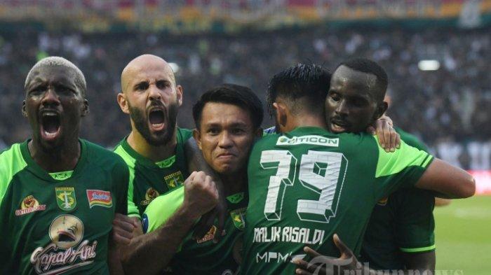 PERSEBAYA LIBAS PSBS - Pemain Persebaya Flavio G Silva selebrasi dengan rekan satu tim usai mencetak gol ke gawang Arema di Stadion Gelora Bung Tomo (GBT) Surabaya, Sabtu (7/12/2024). Coach Uston Nawawi sebut Bonek dan Bonita hingga Paul Munster usai Persebaya Surabaya sukses melibas PSBS Biak di pekan ke-23 Liga 1 2024/2025.