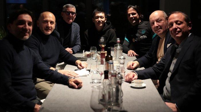 Presiden Inter Milan Steven Zhang duduk satu meja dengan Simone Inzaghi serta manajemen klub, Minggu (9/1/2022).