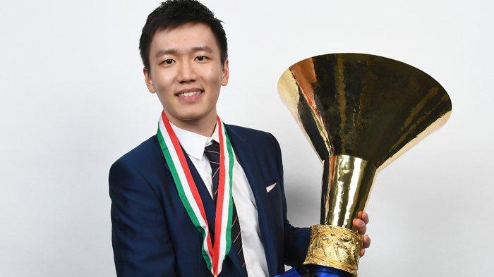 Presiden Inter Milan, Steven Zhang saat merayakan Scudetto yang diraih klubnya pada musim 2020/2021.