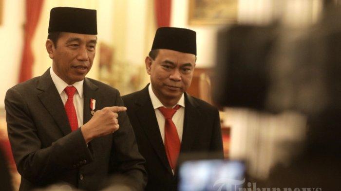 Presiden Joko Widodo didampingi Menteri Komunikasi dan Informatika (Menkominfo) Budi Arie Setiadi memberi keterangan usai acara pelantikan di Istana Negara, Jakarta, Senin (17/7/2023). Presiden melantik Budi Arie Setiadi yang sebelumnya menjabat Wakil Menteri Desa Pembangunan Daerah Tertinggal dan Transmigrasi (PDTT) menjadi Menteri Komunikasi dan Informatika (Menkominfo) menggantikan Johnny G Plate.