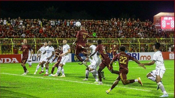 FOTO PSM Makassar (merah) saat jamu Persib Bandung di Stadion Gelora BJ Habibie Parepare. Rencana rehabilitasi markas PSM Makassar di Stadion Gelora BJ Habibie Parepare, tentu beda masib dengan Stadion Mattoanging di Kota Makassar. 