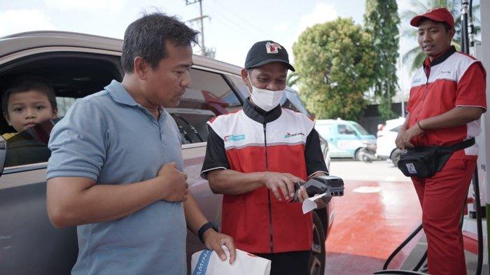 PT Pertamina Patra Niaga di Regional Kalimantan memberikan apresiasi kepada pelanggan, berupa produk UMKM yaitu tas daur ulang yang diproduksi oleh Seraya Handcraft binaan Pertamina Patra Niaga Regional Kalimantan, serta souvenir lainnya seperti T-shirt, kipas dan tote bag.