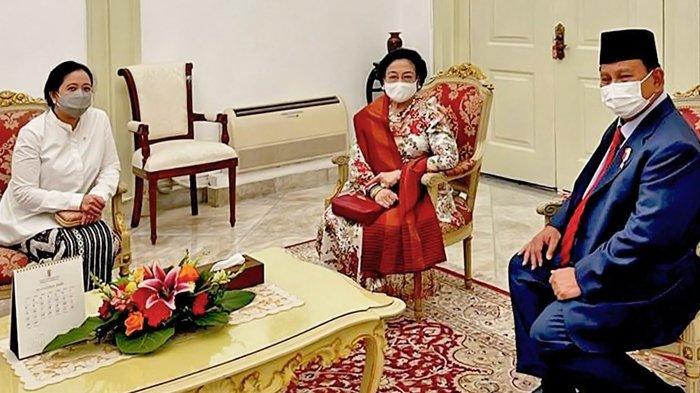 Ketua DPR RI, Puan Maharani, Kepala BPIP, Megawati Soekarnoputri, dan Menteri Pertahanan Prabowo Subianto saat pelatikan Panglima TNI di Istana Kepresidenan Jakarta, Rabu (17/11/2021) (Instagram / @puanmaharaniri)