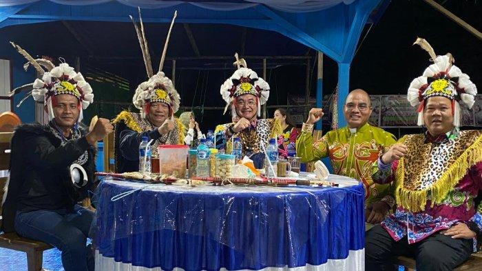 Taprof Bidang Ideologi Lemhannas RI AM Putut Prabantoro menerima penghormatan memakai pakaian adat Dayak.