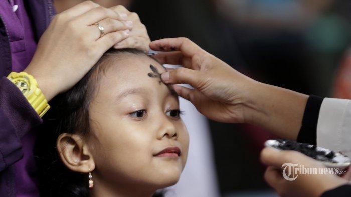 MISA RABU ABU. Pemuka agama mengoleskan abu pada kening umat Katolik saat mengikuti prosesi misa Rabu Abu di Gereja Katolik Santo Antonius Kotabaru, kota Yogyakarta, Rabu (6/3/2019).