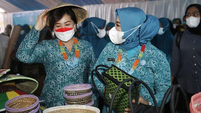 Ketua TP-PKK Kaltara Rachmawati Zainal bersama Wakilnya, Ping Ding Yansen TP saat melakukan rangkaian kunjungan kerja ke Kabupaten Tana Tidung beberapa waktu lalu.