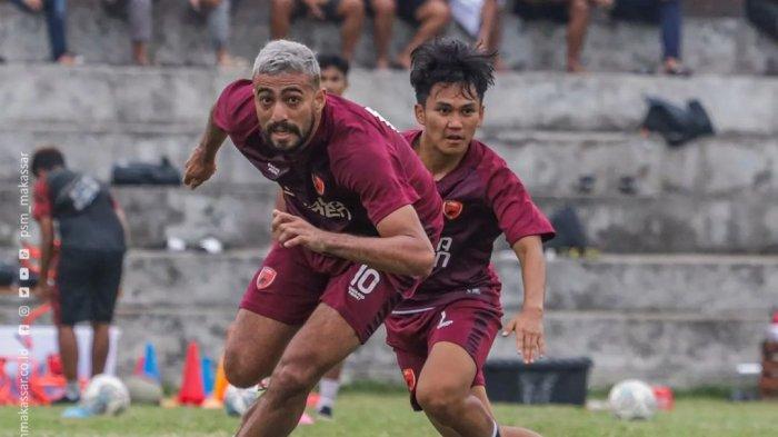 Rafli Asrul (kanan) saat latihan bareng PSM Makassar.