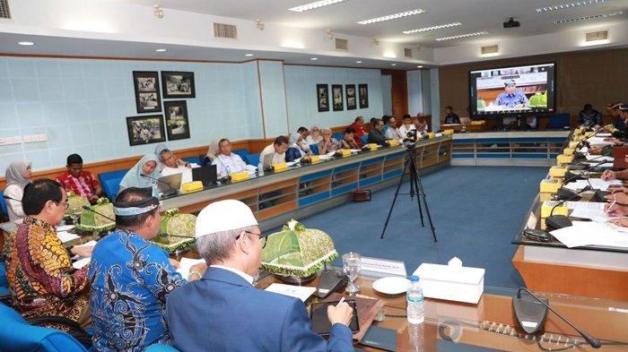 Gubernur Kaltara, DR (HC) H Zainal A Paliwang, M.Hum mengikuti rapat awal penyusunan dokumen FS Pembangunan Industri Minyak Goreng Kelapa Sawit.