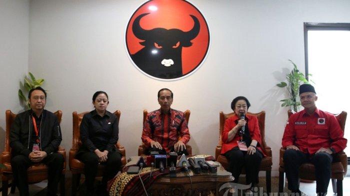 Presiden Joko Widodo (tengah) bersama Ketua Umum Partai Demokrasi Indonesia Perjuangan (PDI Perjuangan/PDIP), Megawati Soekarnoputri (kedua kanan), Ketua DPP PDIP, Puan Maharani (kedua kiri), Bakal Calon Presiden 2024 dari PDIP, Ganjar Pranowo (kanan), dan Kepala Situation Room PDIP, Prananda Prabowo memberikan keterangan saat sesi konferensi pers Rapat Kerja Nasional (Rakernas) III PDI Perjuangan di Sekolah Partai PDIP, Jalan Lenteng Agung, Jakarta Selatan, Selasa (6/6/2023)