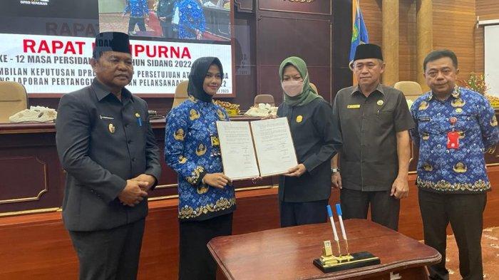 Bupati Nunukan Asmin Laura di agenda rapat Paripurna ke-12 Masa Persidangan III tahun sidang 2022-2023, tentang laporan keterangan pertanggungjawaban (LKPJ) pelaksanaan APBD tahun anggaran (TA) 2022, pada Senin (17/07/2023), siang.
