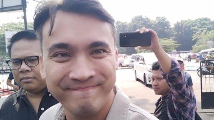 Rendy Kjaernett hadiri sidang perceraian mediasi hari ini, Rabu 2 Agustus 2023, meskipun akhirnya sidang ditunda.(Tribunnews)