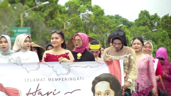 Ribuan Perempuan Malinau memeriahkan Parade Kebaya peringatan Hari Kartini ke-144 di Malinau, Kalimantan Utara.