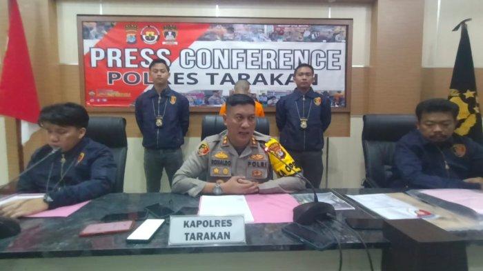 Kapolres Tarakan, AKBP Ronaldo Maradona TPP Siregar bersama jajaran Unit Reskrim Polres Tarakan saat merilis kasus penganiayaan terhadap AA atau AG yang menyebabkan makam korban harus dibongkar, Jumat (17/5/2024). TRIBUNKALTARA.COM/ANDI PAUSIAH