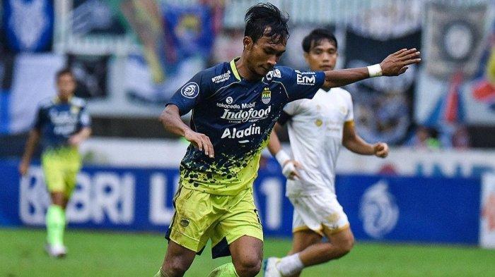 FOTO Aksi Robi Darwis berseragam Persib Bandung.  