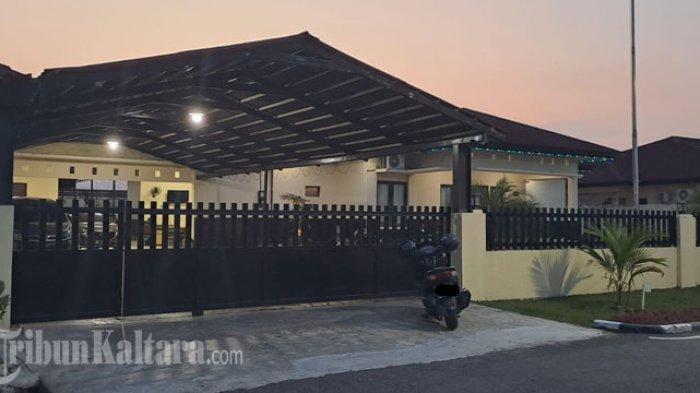Rumah dinas Kapolda Kaltara di Asrama Polisi Polda Kaltara, Kecamatan Tanjung Selor, Kabupaten Bulungan, Kalimantan Utara, Senin (25/9/2023). Di salah satu kamar di samping rumah utama ini, jenasah Brigpol SH ditemukan. (TribunKaltara.com/Edy Nugroho)