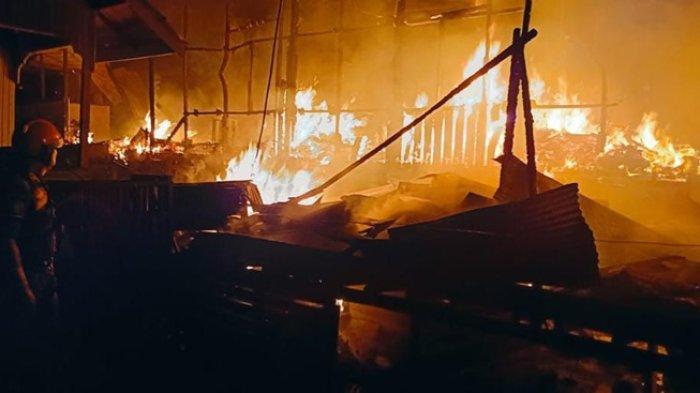 Dua rumah tinggal di RT 20 Malinau Kota hangus akibat kebakaran di Desa Malinau Kota, Kabupaten Malinau, Kalimantan Utara, Rabu (22/5/2024) dini hari.
(TRIBUNKALTARA.COM/HO-SATPOL PP DAMKAR)