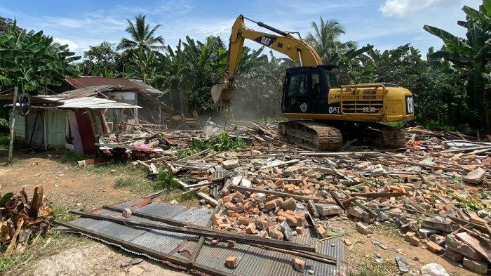 Rumah keluarga Jnd (17), pelaku pembunuhan sadis satu keluarga di Desa Babulu Laut, Kecamatan Babulu, PPU dihancurkan dengan alat berat pada Sabtu (10/2/2024) pagi.