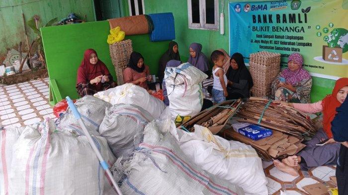 Sampah organiknya diolah untuk sisa buah-buahan menjadi eco enzyme dan sampah organic lain menjadi kompos dan pakan maggot, sedangkan untuk sampah anorganik kita kumpulkan untuk ditabung di bank Ramli