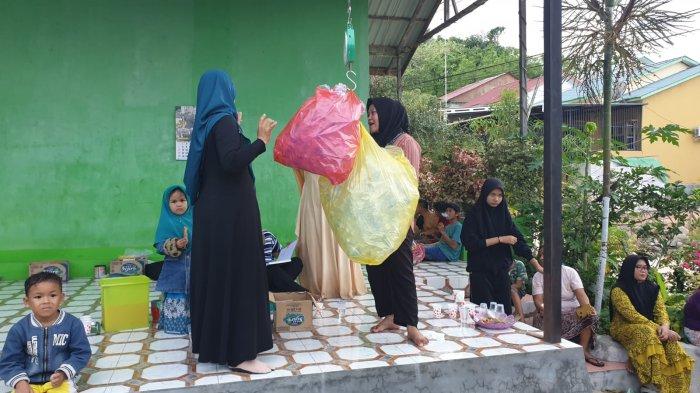 Tim Dosen Fakultas Keguruan Ilmu Pendidikan (FKIP) Universitas Mulawarman (Unmul), yang diketuai Dora Dayu Rahma Turista, SSi, MPd, beranggotakan Zenia Lutfi Kurniawati, SPd, MPd, dan Yaskinul Anwar, SPd, MPd melaksanakan program pengabdian masyarakat di RT 37, Kelurahan Lempake, Kecamatan Samarinda Utara.