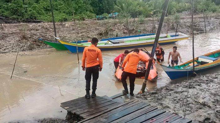 Personel SAR melakukan persiapan pencarian di lokasi belakang Islamic Center Kelurahan Kampung Empat.