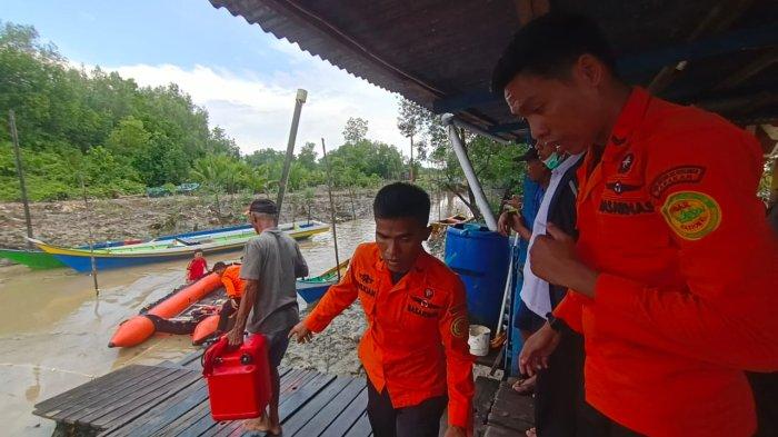 Personel SAR melakukan persiapan pencarian di lokasi belakang Islamic Center Kelurahan Kampung Empat.