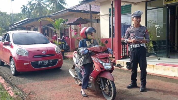 Satlantas Polres Tana Tidung saat sosialisasi tertib berlalulintas kepada pengguna jalan beberapa waktu lalu.