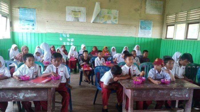 Situasi pembelajaran tatap muka di SDN 012, Jalan Sei Banjar, Desa Binusan Dalam, Kecamatan Nunukan. Foto diambil pada tahun 2021. Sekolah tersebut merupakan wilayah di Pulau Nunukan yang masuk dalam blank spot.
