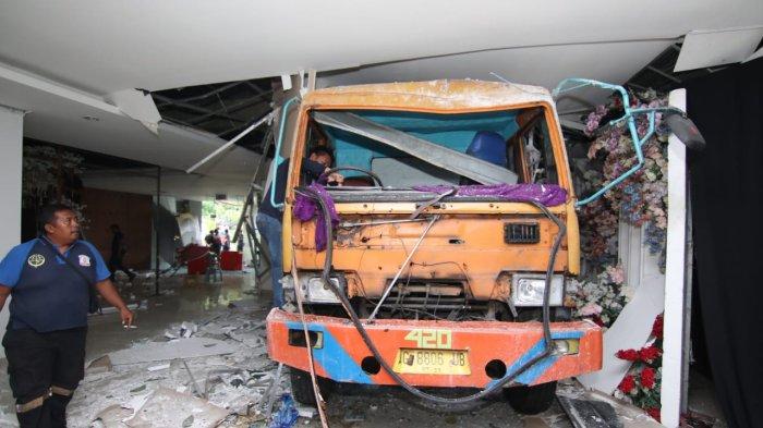 Sebuah truk tronton menghantam Gedung Kesenian Balikpapan (GBK), Kalimantan Timur.