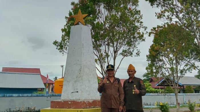 Sekretaris Legiun Veteran Republik Indonesia Kalimantan Utara (LVRI Kaltara), Saleh Busma bersama Ketua LVRI Malinau, Gisso Narsto Buing. Saat menunjukkan Tugu Pahlawan. Salah satu Landmark yang hilang dari sejarah Malinau, Rabu (16/8/2023).
