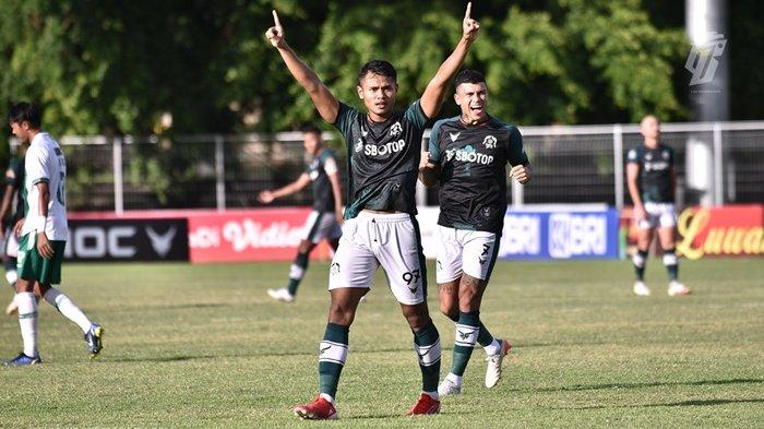 Selebrasi Dimas Drajad usai membobol gawang PSS Sleman.