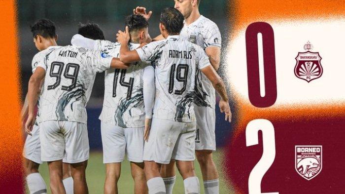 Selebrasi para pemain Borneo FC usai mencetak gol. Penyerang Pesut Etam, Stefano Lilipaly berhasil mencatatkan namanya di papan skor, setelah dua golnya bersarang ke gawang Bhayangkara FC.