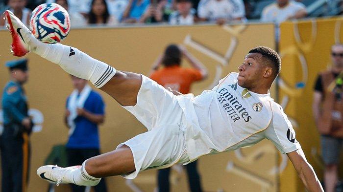 TAK MASUK HITUNGAN - Aksi tendangan salto Kylian Mbappe saat memperkuat Real Madrid di Piala Dunia Antarklub, Minggu (6/7/2025). Pemain asal Prancis ini tak masuk hitungan bisa mencuri panggung pada laga PSG vs Real Madrid di Piala Dunia Antarklub, Kamis (10/7/2025). (X/@realmadrid)