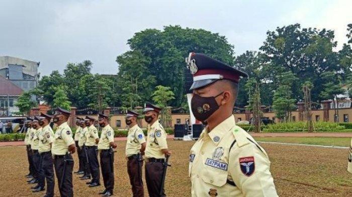 Kapolri Jenderal Listyo Sigit Prabowo membuka Hari Ulang Tahun (HUT) ke-41 Satpam Tahun 2021 di Lapangan Bhayangkara, Jakarta Selatan, Rabu (2/2/2022). Acara tersebut sekaligus memperkenalkan seragam baru satpam. Dalam acara itu, pasukan satpam yang menjadi peserta upacara telah memakai pakaian dinas harian (PDH) terbaru. Adapun seragam satpam terbaru kini berubah warna dari warna coklat menjadi krem. Pada lengan kiri baju, terdapat embel masing-masing perusahaan tempat penyedia jasa pengamanan.