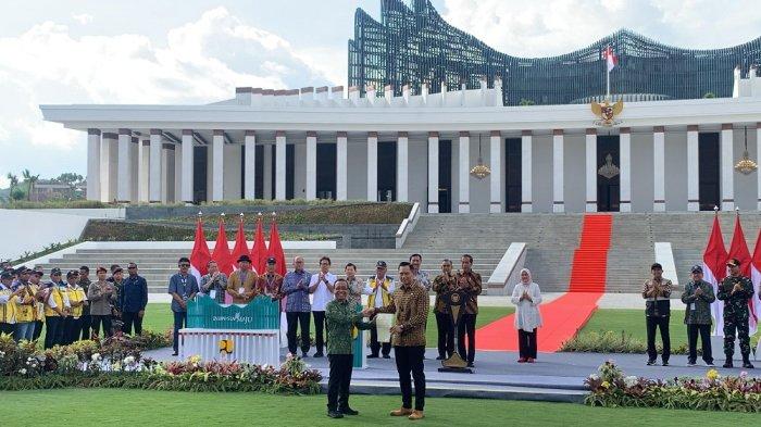 Presiden Joko Widodo (Jokowi) meresmikan Istana Negara di Ibu Kota Nusantara (IKN), Kalimantan Timur. Pada saat bersamaan juga diserahkan sertifikat Istana Negara dari Menteri ATR/BPN Agus Harimurti Yudhoyono kepada Mensesneg Pratikno