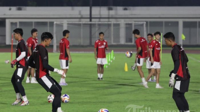 TIMNAS INDONESIA - Sejumlah pesepak bola Timnas Indonesia U-23 mengikuti sesi latihan di Stadion Madya, Komplek GBK, Senayan, Jakarta, Kamis (10/7/2025). TRIBUNNEWS/IRWAN RISMAWAN