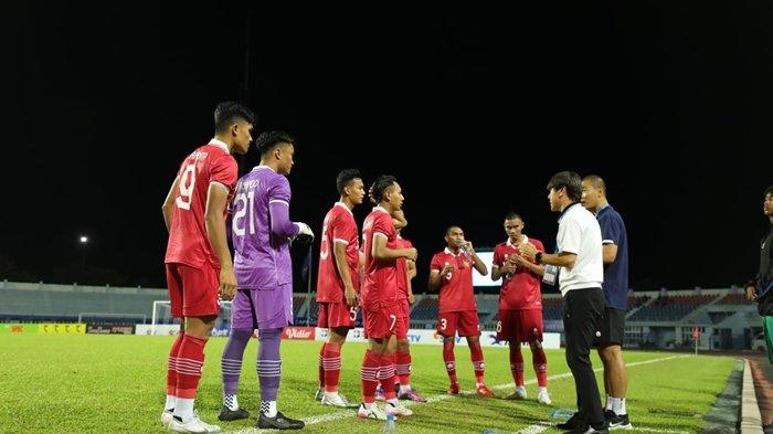 Arsitek Timnas Indonesia, Shin Tae-yong saat beri instruksi ke pemain Timnas Indonesia U23.
