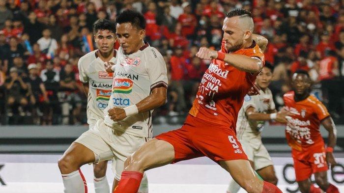 FOTO Penyerang Bali United, Ilija Spasojevic (merah) saat berduel dengan bek Persija Jakarta, Maman Abdulrahman.  Duel Persija Jakarta melawan PSIS Semarang hari ini di pramusim jelang Liga 1, juga akan jadi ajang perpisahan dua eks Persib Bandung yang bela Macan Kemayoran, yakni Maman Abdurahman dan Toni Sucipto.