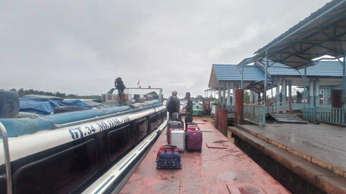 Aktivitas pengguna jasa di Pelabuhan Speedboat Malinau, Kalimantan Utara, beberapa hari lalu.