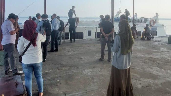 Penumpang mulai turun ke dermaga Pelabuhan PLBL Liem Hie Djung Nunukan, belum lama ini.